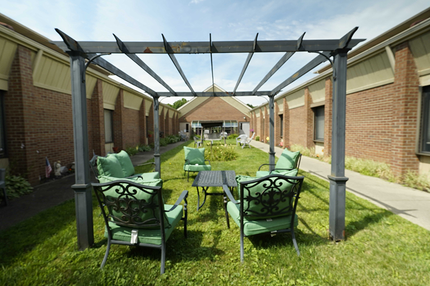 Table and chairs in outdoor courtyard- Arbors at Stow